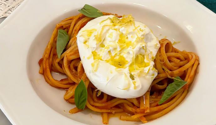 Krämig ’Ndujapasta med Burrata