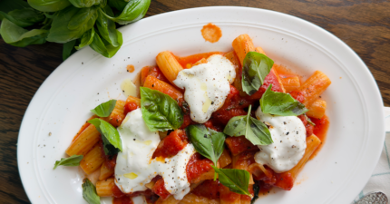 Pasta, tomatsås, basilika och Stracciatella