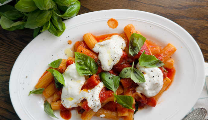 Pasta, tomatsås, basilika och Stracciatella