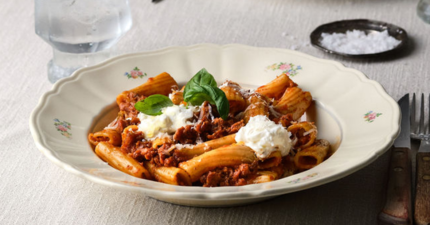 Salsicciaragu med Stracciatella