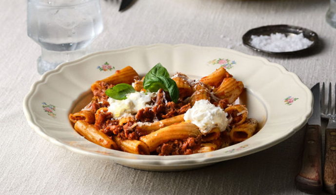 Salsicciaragu med Stracciatella